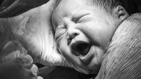 Πατέρας φωτογραφίζει τη γέννηση της κόρης του με τον πιο ρεαλιστικό τρόπο!