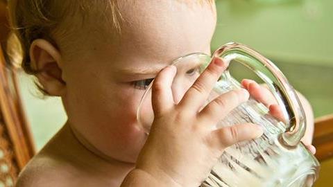 Mπορώ να δώσω στον ενός έτους γιο μου φρέσκο κατσικίσιο γάλα, τις μέρες που δεν τον θηλάζω;