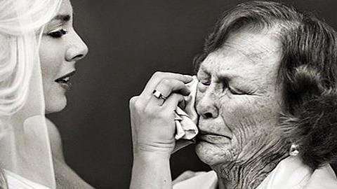 12 συγκινητικές φωτογραφίες μαμάδων που παντρεύουν τις κόρες τους