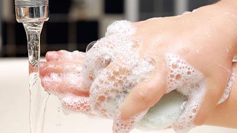 Ένα πανέξυπνο κόλπο για να φτάνει το παιδί τον νιπτήρα