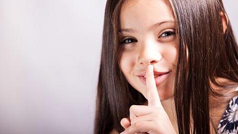 Η κόρη μου φιλήθηκε με συνομήλικο κορίτσι