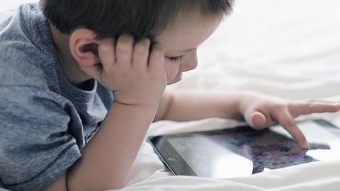 Πώς να κάνετε το παιδί να προτιμήσει το παιχνίδι απ' τις οθόνες 