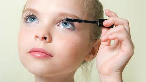 5 σημάδια που δείχνουν ότι η κόρη σας βιάζεται να μεγαλώσει