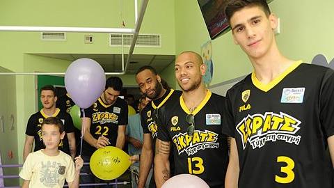 Η ομάδα μπάσκετ της ΑΕΚ στα νοσοκομεία Παίδων