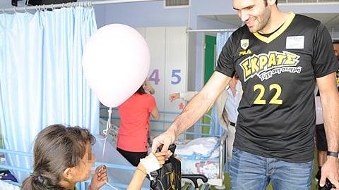 Η ομάδα μπάσκετ της ΑΕΚ στα νοσοκομεία Παίδων