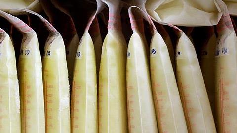 Μητέρα που έχασε το μωρό της συγκινεί δωρίζοντας το γάλα της