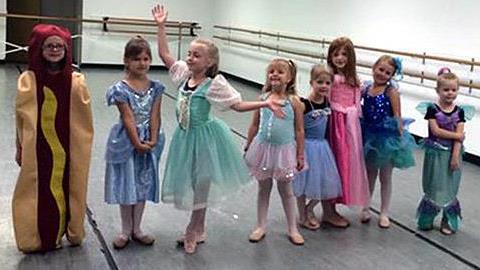 Όταν όλες τις οι συμμαθήτριες ντύθηκαν πριγκίπισσες εκείνη αποφάσισε να ντυθεί Hot Dog