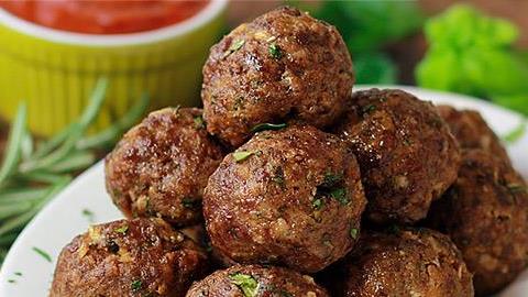 Πώς να φτιάξετε ζουμερά κεφτεδάκια με ούζο και δυόσμο!