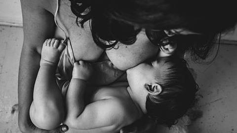 12 ξεχωριστές φωτογραφίες που αποτυπώνουν το μεγαλείο του θηλασμού