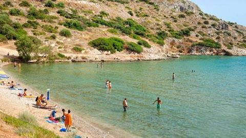 7 παραλίες με άμμο κοντά στην Αθήνα για οικογενειακές βουτιές