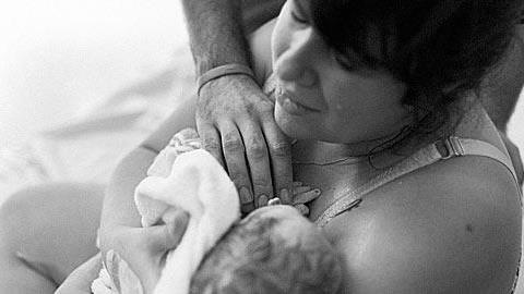 Ένας μοναδικός τοκετός: Μωρό γεννιέται μέσα στον αμνιακό του σάκο