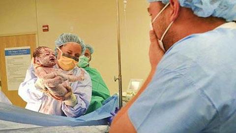 14 συγκινητικές φωτογραφίες μπαμπάδων που βλέπουν το μωρό τους για πρώτη φορά