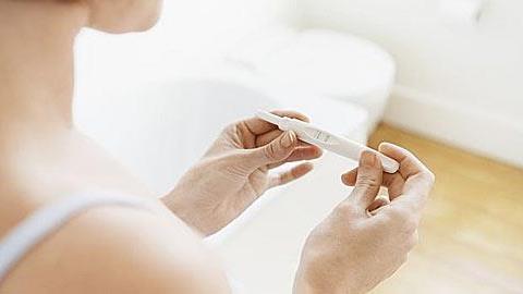 Έχω κάνει 4 εξωσωματικές χωρίς επιτυχία και είμαι 42. Να συνεχίσω να προσπαθώ ή να σταματήσω;