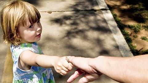 Πώς να προστατεύσετε το παιδί από τους παιδόφιλους στον πραγματικό και στον ηλεκτρονικό κόσμο