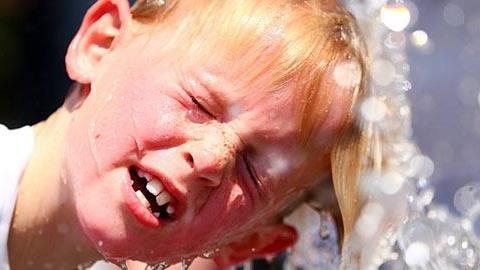 Θερμοπληξία στα παιδιά: Τα SOS που κάθε γονιός πρέπει να ξέρει!