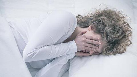 Πώς να διώξετε τις κακές σκέψεις πριν τον ύπνο