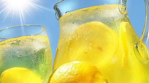 Σπιτική συνταγή για λεμονάδα που θα σας δροσίσει