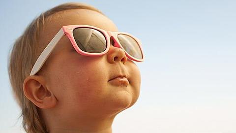 Πώς να προστατεύσετε αποτελεσματικά το παιδί από τον ήλιο 