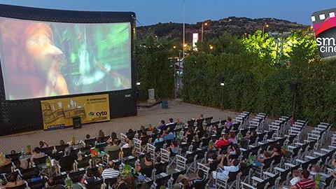 Κερδίστε 3 διπλές προσκλήσεις για το θερινό σινεμά «Smart Cinema» στο Smart Park