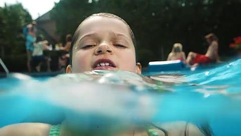 «Σε ένα λεπτό, θα πνιγώ»: Ένα βίντεο-σοκ για τον πνιγμό που πρέπει να δει κάθε γονιός