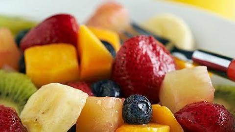 6 πρωτότυπες συνταγές για καλοκαιρινές φρουτοσαλάτες