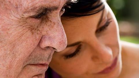 «Δεν προλαβαίνω να βρεθούμε» και 8 ακόμη φράσεις που πληγώνουν τους γονείς μας