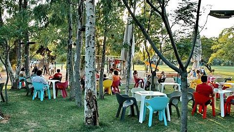 6 καλοκαιρινά καφέ με χώρο για να παίξουν τα παιδιά