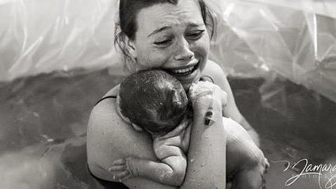 Πώς πραγματικά είναι ο τοκετός στο σπίτι: 15 ρεαλιστικές φωτογραφίες