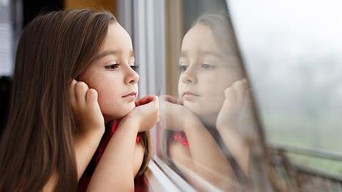 8 πράγματα που θα σας δείξουν ότι το παιδί μπορεί να μείνει με ασφάλεια μόνο του στο σπίτι