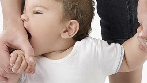 Πώς θα κάνω τον 2,5 ετών γιο μου να σταματήσει να δαγκώνει;