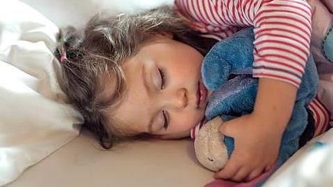 Τα παιδιά που κοιμούνται νωρίς δεν γίνονται παχύσαρκα