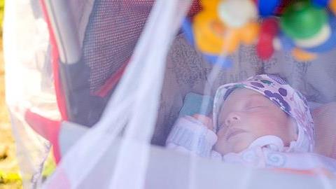 Γιατί το παιδί κινδυνεύει όταν σκεπάζετε το καρότσι