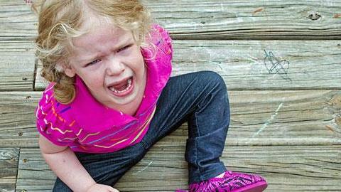 Μη με παρεξηγείτε όταν το παιδί μου ουρλιάζει και χτυπιέται σε δημόσιους χώρους...