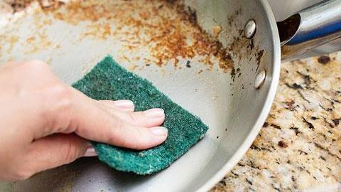 4 δοκιμασμένα κόλπα για να καθαρίσετε τα καμένα λίπη 