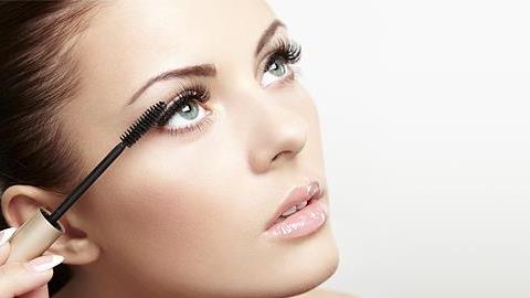 8 έξυπνα προϊόντα μακιγιάζ που κάθε γυναίκα χρειάζεται