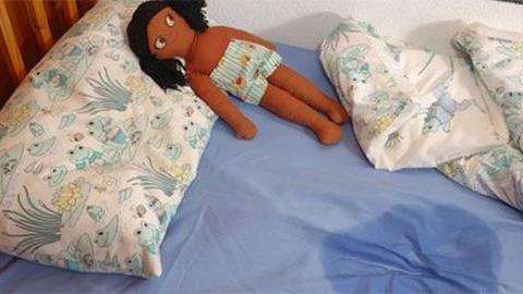 Η δεκατριάχρονη κόρη μου ουρεί στο κρεβάτι της. Τι φταίει;