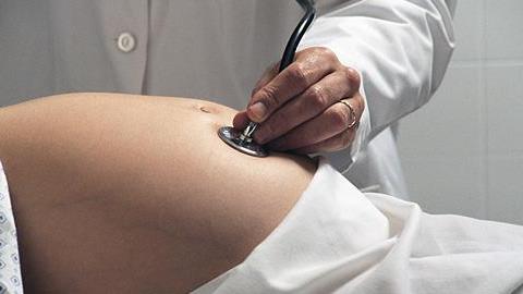 Αμνιοπαρακέντηση: Πότε είναι απαραίτητη και ποιοι οι κίνδυνοι