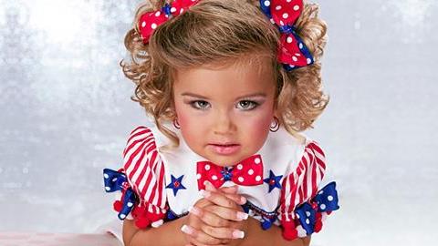 Μαμάδες κάνουν τις κόρες τους «μοντέλα»: 15 φωτογραφίες που προβληματίζουν