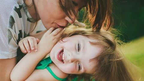 10 τρόποι για να πείτε «σ’ αγαπώ» στο παιδί σας (χωρίς λόγια)