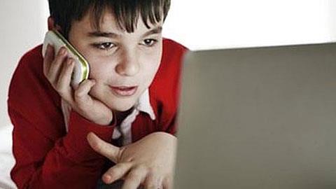 Αγόρι με έντονες σεξουαλικές αναζητήσεις