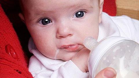 Βρέφος που του «ανεβαίνει» το γάλα