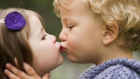 Ο 6 ετών γιος μου φιλά στο στόμα συνομήλικο κοριτσάκι