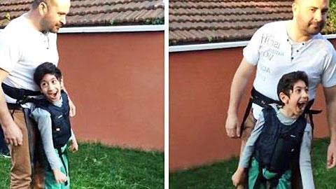 Συγκινεί το παράλυτο αγόρι που παίζει με στήριγμα τον μπαμπά του!