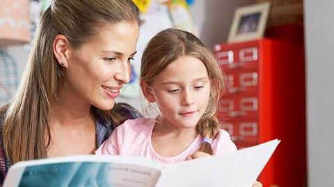 Πρέπει ή όχι να βοηθάω το παιδί με τα μαθήματα του σχολείου