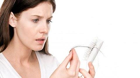 Οι 7 πιθανότεροι λόγοι που πέφτουν τα μαλλιά σας