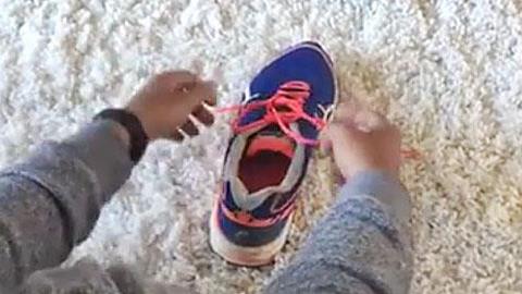 Ο πιο εύκολος τρόπος να δένει το παιδί τα κορδόνια του