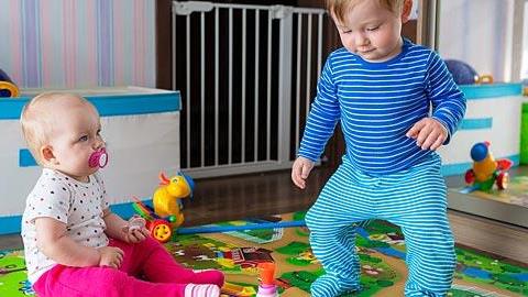 Πώς να βάλεις σε πρόγραμμα τα δίδυμα μέχρι τον πρώτο χρόνο