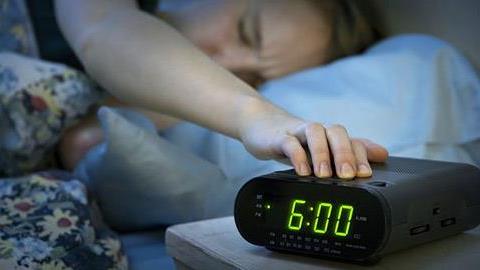 Πώς να σηκώνεστε πιο εύκολα από το κρεβάτι κάθε πρωί