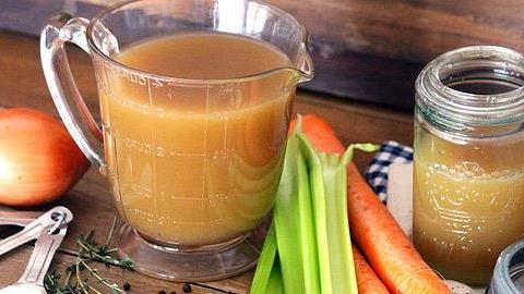 Πώς να φτιάξετε σπιτικό ζωμό που θα κάνει τα φαγητά σας πεντανόστιμα