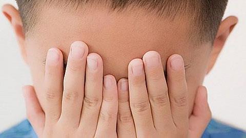 Ο 8χρονος γιος μου μιλά σαν κορίτσι, τι να κάνω;